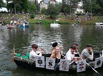 Ein Boot beim Wasserkistenrennen 2024